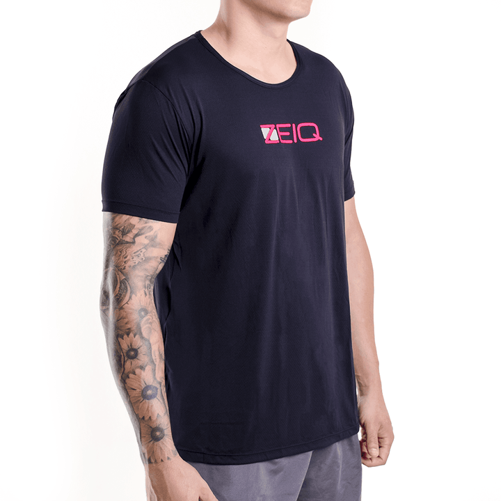 Camiseta Esportiva Slim Zeiq Preta - Logo Rosa e Branco
